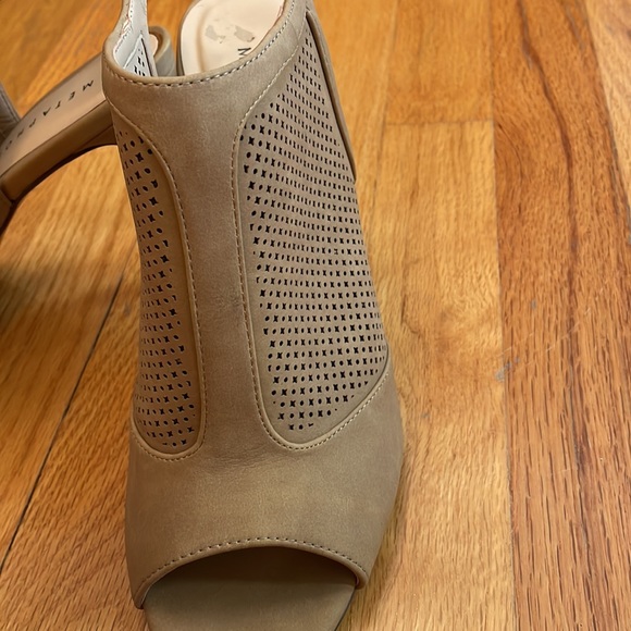 Metaphor Geneva Heels. Size 10. Tan. EUC - Picture 2 of 11